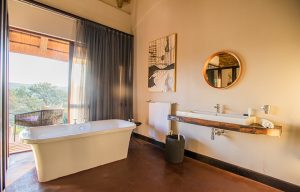 leadwood manor house bathroom